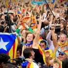 Alegrías en el parc de la ciutadella tras la proclamación de la independencia de Cataluña.-FERRAN NADEU