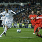 Benzema dispara a puerta con la oposición de Navas durante el partido contra la Real Sociedad.-FRANCISCO SECO / AP