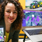 Emilia Vila enseña la aplicación y la página web de Agroptima.-Anna Mas Talens
