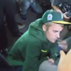 Justin Bieber atiende al fotógrafo, tendido en el suelo, tras el atropello.-VIDEOTAPE / ABC NEWS