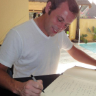 Rosell firma en el libro de honor del The Rhino Resort en Senegal.-