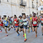 Imagen de la salida de la Media Maratón de El Burgo de Osma en la que el soriano Diego Fernández, de verde y con gafas de sol, fue cuarto.-Diego Mayor