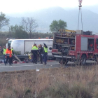 Los bomberos y la policia en el lugar del accidente de autocar.-JOAN REVILLAS