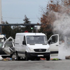Miembros de las fuerzas especiales de la policía búlgara efectúan una explosión controlada en parte del contenido de una camioneta en la Terminal 1 del aeropuerto internacional de Sofía en Bulgaria, hoy, 1 de diciembre de 2015. Una portavoz del aeropuerto-EFE/Georgi Paleykov