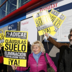 Miembros de Adicae se manifiestan en Madrid por las cláusulas suelo.-EFE