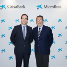 Gonzalo Gortázar, consejero delegado de CaixaBank, y Antoni Vila, presidente de MicroBank.-MAXIMO GARCIA DE LA PAZ