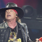 El vocalista Axl Rose  de Guns  N Roses  acompaña a la banda australiana AC DC, durante el concierto de su gira mundial Rock od Bust ofrecido en el estadio de La Cartuja  en Sevilla, el pasado 5 de mayo.-EFE / JOSÉ MANUEL VIDAL