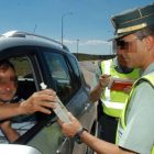 Un control de alcoholemia instalado en una de las carreteras de la provincia. /VALENTÍNGUISANDE-