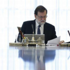 El jefe del Ejecutivo, Mariano Rajoy, preside la reunión extraordinaria del Consejo de Ministros en la que se aprobarán las medidas concretas en aplicación del artículo 155 de la Constitución para hacer frente a la actuación del presidente de la Generalit-EFE / JUAN CARLOS HIDALGO