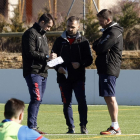López Garai junto a sus ayudantes Cristian Bustos y Ray en un entreno en la Ciudad Deportiva.-Mario Tejedor