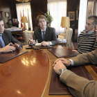 De izquierda a derecha, Ovalle, de Ezentis, el alcalde Martínez Mínguez, Del Amo y Cabrerizo. / ÚRSULA SIERRA-