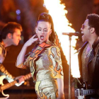 Katy Perry y Lenny Kravitz, durante el descanso de la Super Bowl.-Foto: AFP