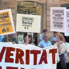 Concentración de afectados por las cláusulas suelo y las preferentes ante la sede de la Oficina de la Comisión Europea en Barcelona, en el 2013.-ARCHIVO / RICARD CUGAT
