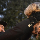 John Griffiths muestra la marmota Phil a la multitud reunida este jueves en Punxsutawney.-REUTERS / ALAN FREED