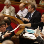 Marta Rovira le hace llegar un papel al Parlament.-ALBERT BERTRAN