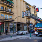 Los bomberos durante la actuación en la mañana del miércoles. MARIO TEJEDOR