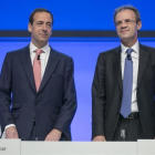 Gonzalo Gortázar y Jordi Gual, en la última junta de accionistas de CaixaBank.-JOAN CORTADELLAS
