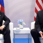 Vladimir Putin y Donald Trump, en la reunión del G-20 en Hamburgo.-SAUL LOEB / AFP