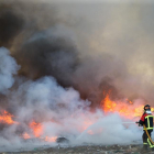 Los bomberos de Zamora intervienen en un incendio en el vertedero de Zamora.-ICAL