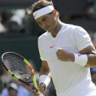 Nadal celebra un punto en su debut en Wimbledon.-AP / BEN CURTIS