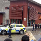 La policía sueca acordona el colegio asaltado, este jueves, en Trollhattan.-EFE / STIG HEDSTROEM