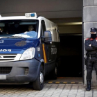 El furgón de la Policía con los cinco acusados de una supuesta violacion en San Fermín 2016 abandona el Palacio de Justicia de Navarra.-/ EFE / VILLAR LOPEZ