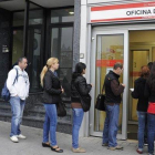 Cola de parados en una oficina de empleo en Madrid.-DOMINIQUE FAGET (AFP)