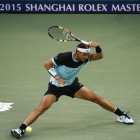 Rafael Nadal le devuelve una pelota al francés Jo-Wilfried Tsonga durante la semifinal en el Masters 1000 de Shanghái.-EFE/ ROLEX DELA PENA