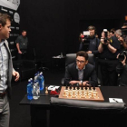 Carlsen, a su llegada a la 11ª partida, con Caruana ya sentado.-EFE / FACUNDO ARROZABALAGA