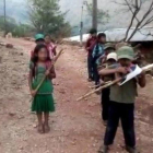 Menores reciben entrenamiento militar en una comunidad del estado de Guerrero, México.-EL PERIÓDICO