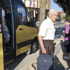 Pasajeros en una parada de transporte de viajeros en Soria. / ICAL-