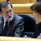 Mariano Rajoy y Soraya Sáenz de Santamaría, en el Senado.-/ JUAN MANUEL PRATS