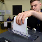 Un irlandés vota en el referendum-