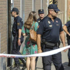 Agentes de la Policía Nacional vigilan durante un registro por orden judicial en Barcelona.-DANNY CAMINAL