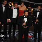 El equipo de 'Argo' recoge el Oscar a la Mejor Película.-