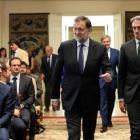 El presidente del Gobierno, Mariano Rajoy, y el ministro de Fomento, Íñigo de la Serna, en La Moncloa, en el acto de presentación del Plan Extraordinario de Carreteras.-JUAN MANUEL PRATS
