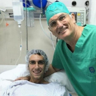Àlex Rins, junto al doctor Xavier Mir tras la operación.-PÁGINAS AMARAILLAS MEDIA