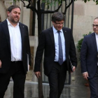 El vicepresident de la Generalitat, Oriol Junqueras, el president Carles Puigdemont y el portavoz del Govern, Jordi Turull-RICARD CUGAT