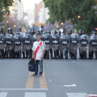 La imagen previa al caos frente al estadio del River Plate, en Buenos Aires.-REUTERS / ALBERTO REGGIO