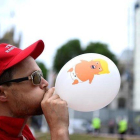 Un manifestante hincha un globo con la imagen del baby Trump, este martes en Londres.-CLODAGH KILCOYNE (REUTERS)