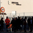 Los sindicatos en Amazon retoman las huelgas en el centro logistico de San Fernando de Henares  Madrid  coincidiendo con la campana de Reyes  para reclamar mejoras laborales.-Chema Moya / EFE