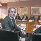 Reunión entre el ministro de Fomento, Íñigo de la Serna (en primer plano), y el 'conseller' Josep Rull a principios de mes.-ALBERT BERTRAN