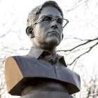 Un grupo de artistas ha colocado la estatua en un monumento a los caídos.-Foto: REUTERS