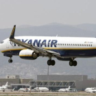 Un avión de Ryanair en El Prat.-JOSEP GARCIA / BARCELONA