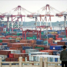 Contenedores cargados con productos chinos listos para exportar aguardan en el puerto de Shanghái.-ALY SONG (REUTERS)