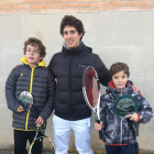 De izquierda a derecha: Iker Álvarez, campeón infantil, Víctor Boillos, delegado en Soria, y Eduardo Gómez, subcampeón.-HDS