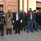 Jueces, abogados, fiscales y trabajadores de Justicia se concentraron ayer a las puertas de los juzgados de Soria. / VALENTÍN GUISANDE-