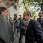 Oriol Junqueras y Cristóbal Montoro, a las puertas de la sede de Foment del Treball, el 23 de mayo del 2016.-RICARD FABRIQUE