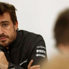 Fernando Alonso, hoy, en Montmeló, conversando con los periodistas.-EFE / TONI ALBIR