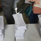 Papeletas electorales en un colegio de Barcelona.-JULIO CARBO